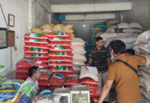 Personil Unit Tipidter Satreskrim Polres Bengkulu Utara Pantau Harga Beras di wilayah Kota Argamakmur, Bengkulu utara